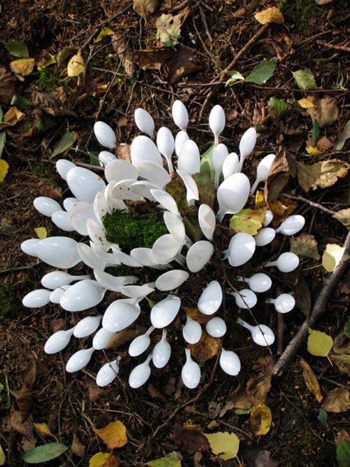 緊跟時尚 年輕人選擇的地板 一次性餐具拼出別樣藝術