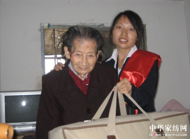 藍絲羽重陽節(jié)愛心獻老人