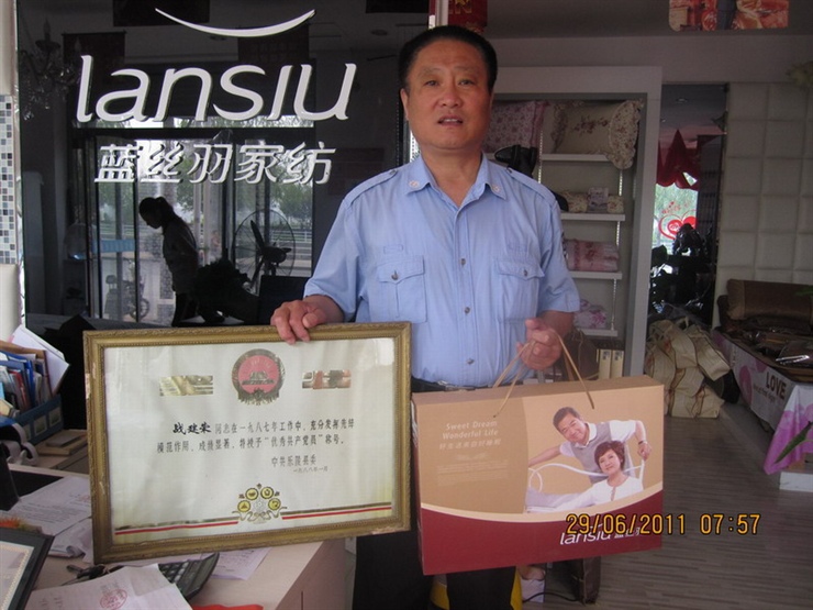 藍絲羽“頌豐功偉績揚英雄贊歌”