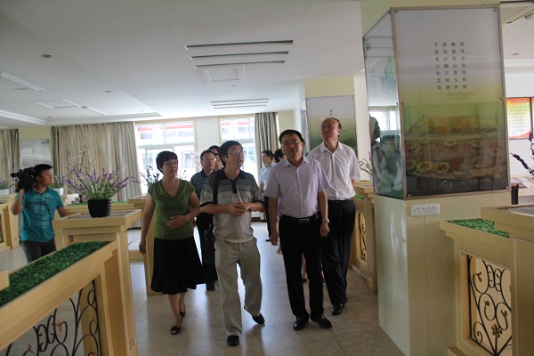 李新華副市長親臨雨蘭考察人口計劃生育服務工作