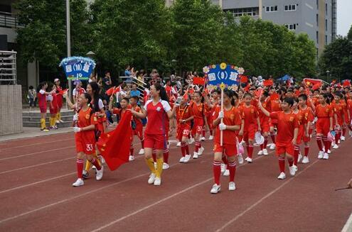 睡康寧家紡董事長出席東平小學六一大型足球文化體驗活動